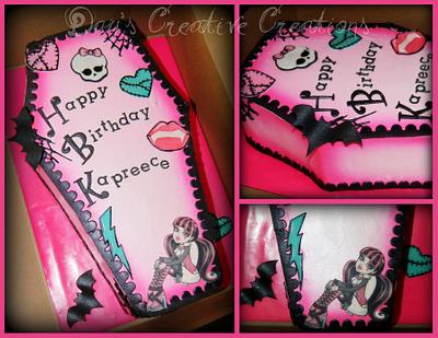 Monster High coffin with Draculaura - Cake by Day