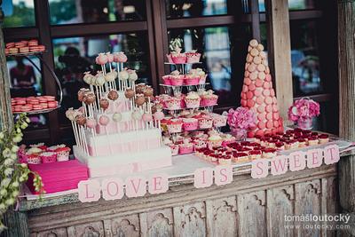 Pink dessert table - Cake by Petraend