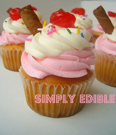 Vanilla Sundae Cupcakes - Cake by Shelly-Anne