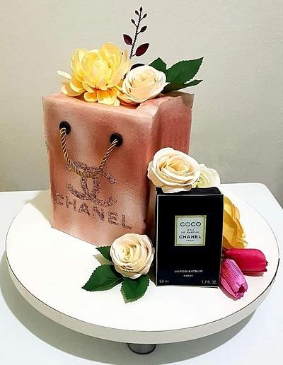 Pink Chanel bag birthday cake - Decorated Cake by Kake - CakesDecor