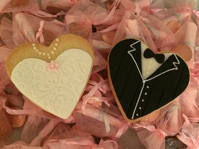 Bride and groom biscuit favours - Cake by Jeanette