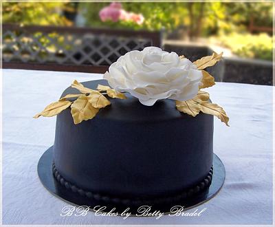 White roses - Cake by Betty Bradel