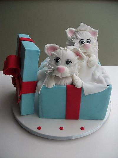 Kittens in Box 2 - Cake by SugarAllure