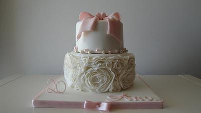 Sweet ruffles... - Cake by simple cakes - Mara Paredes