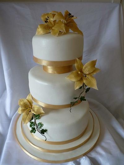 Golden lily - Cake by Chloes Cake Creations