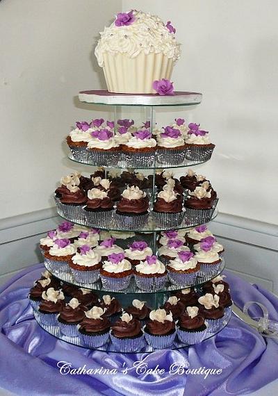 Cupcake tower with giant cupcake - Cake by Catharinascakes