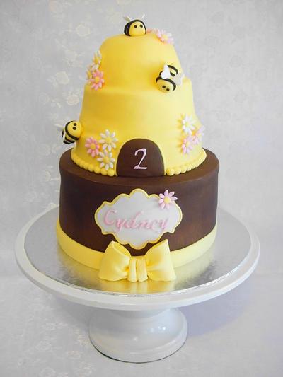 Beehive Cake - Cake by Michelle