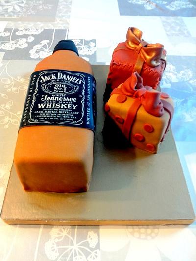 Jack Daniel's and gifts Cake - Cake by Isis Patiss'Cake