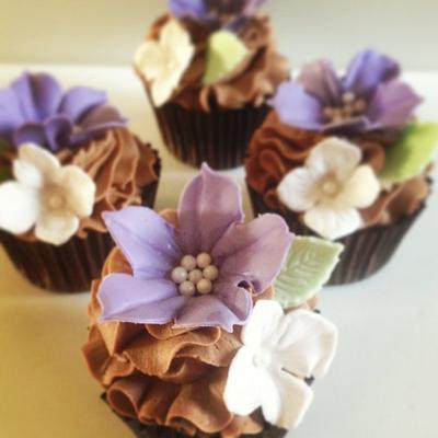 Sugar flower cupcakes - Cake by funkyfabcakes