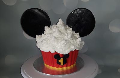 Giant Cupcake Mickey Mouse. - Cake by Pluympjescake