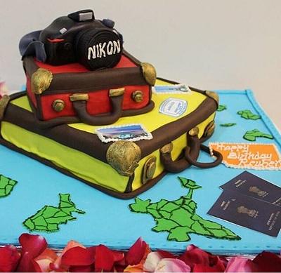A Cake for someone who loves to travel 🕶️🎒📸 - Cake by CakeAReuni 