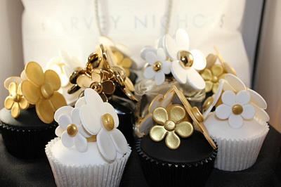 spot the cupcakes.  Marc Jacobs inspired - Cake by V.S Cakes