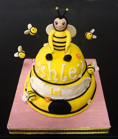 Baby Bee - Cake by Julie Manundo 