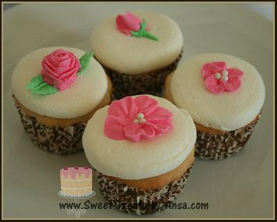 Cupcakes with royal icing flowers - Cake by Ansa