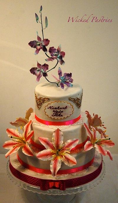 Wedding Cake with Sugar Flowers :) - Cake by Latisha