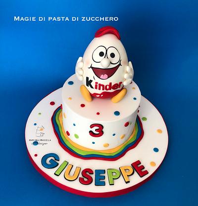 Kinder surprice - Cake by Mariana Frascella