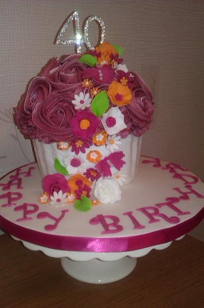 Large giant cupcake - Cake by suzanne Mailey