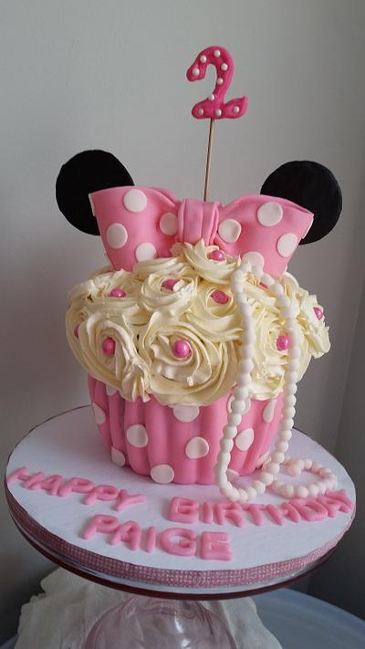 Minnie Mouse - Cake by SweetBouCakes