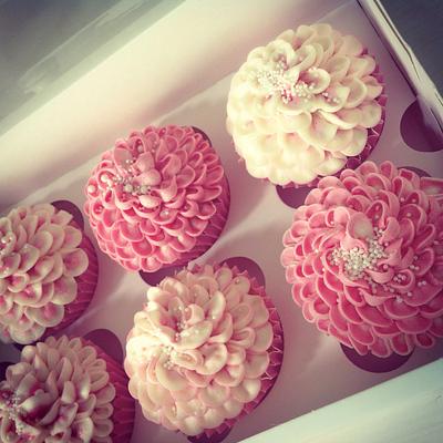 Floral cupcakes - Cake by Laura Lane