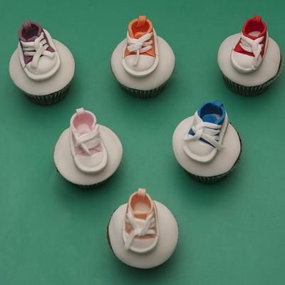Little "converse" style cupcakes - Cake by Kelly