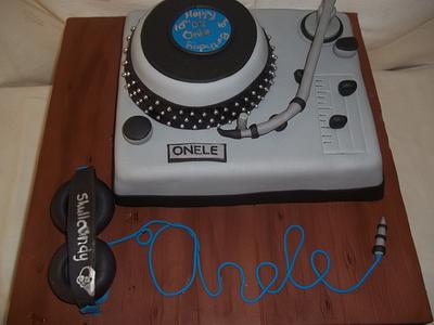 DJ cake with collapsible Skullcandy headphones - Cake by Willene Clair Venter