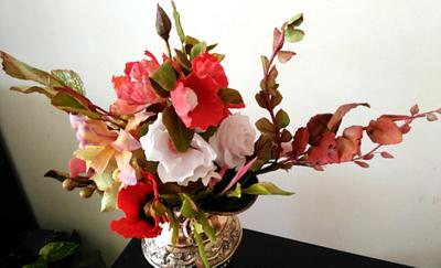 Gumpaste Flower arrangement  - Cake by Sonia de la Cuadra