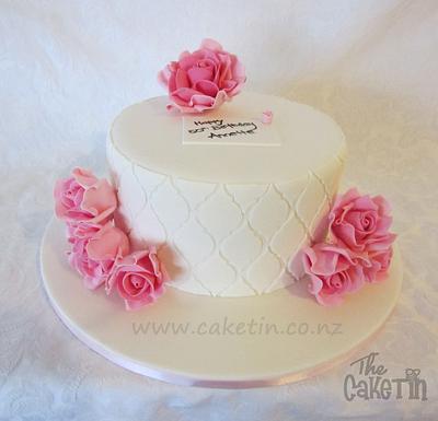 Quaterfoil and Pink roses - Cake by The Cake Tin