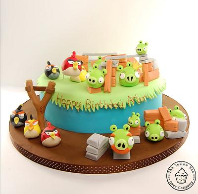 More of those pesky piggies. - Cake by Yellow Bee Sugar Art by Vicky Teather