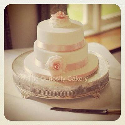 Rose wedding cake - Cake by The Curiosity Cakery