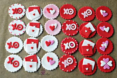 Valentine's Day Cupcake toppers - Cake by Lisa