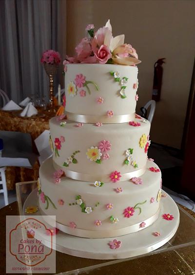 Floral wedding cake - Cake by SerwaPona