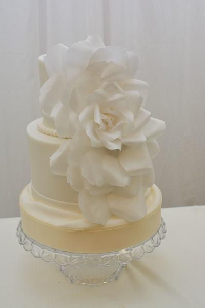 Wafer Paper Rose Cascade - Cake by Sugarpixy