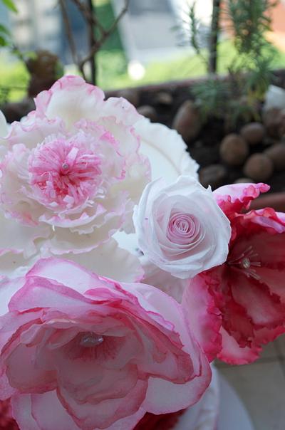 Ruffle pink cake with rice paper flowers - Cake by Luciene Masironi