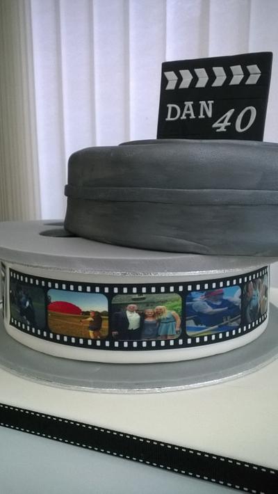Film reel & can for 40th birthday - Cake by Combe Cakes
