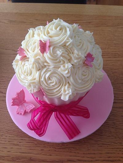 Giant cupcake - Cake by Roberta