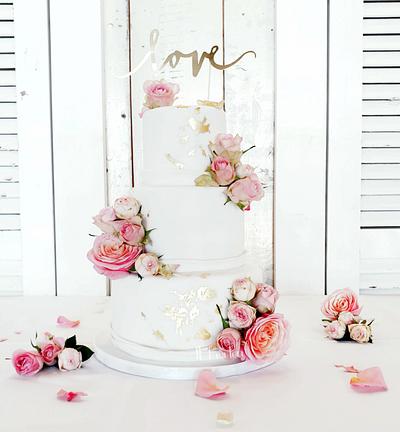 White! All pure white weddingcake with fresh pink roses - Cake by Judith-JEtaarten