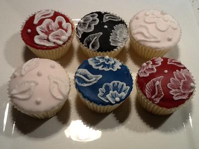 Brush embroidery cupcakes - Cake by Gelly Bean 