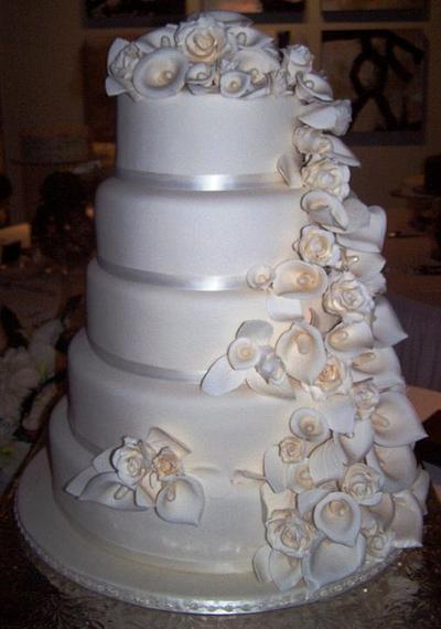 Cascading flowers - Cake by Cherissweets