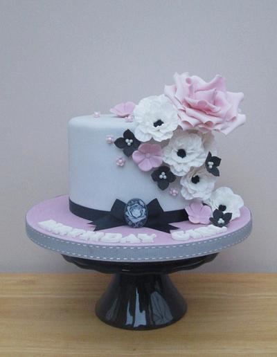 Classic Vintage Spray - Cake by The Buttercream Pantry