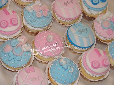 Gender Reveal cupcakes & toppers - Cake by Julie Tenlen
