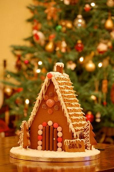 Gingerbread House - Cake by Lesley Wright