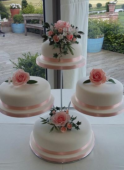 Sugar roses wedding cake - Cake by Michelle George