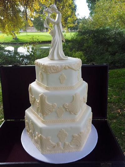 Gold and White - Cake by Melanie
