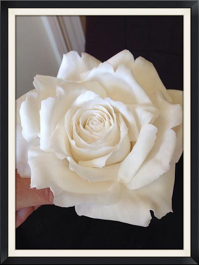 Another white icing rose - Cake by Lisa Templeton