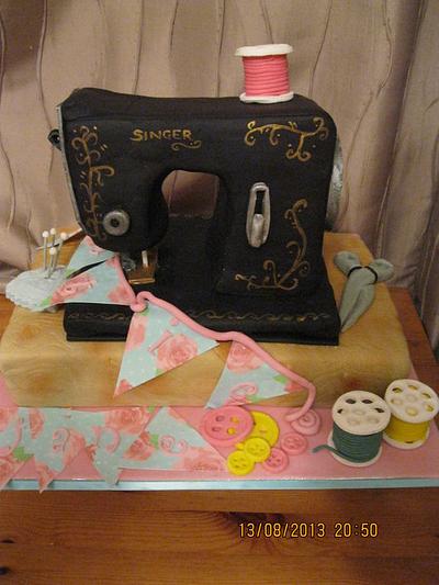 singer sewing machine  - Cake by jen lofthouse