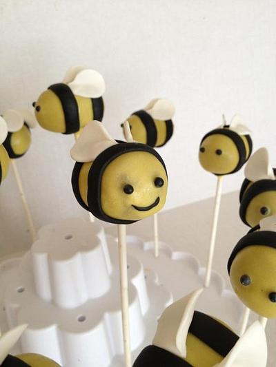 Bumble bee cake pops - Cake by taralynn