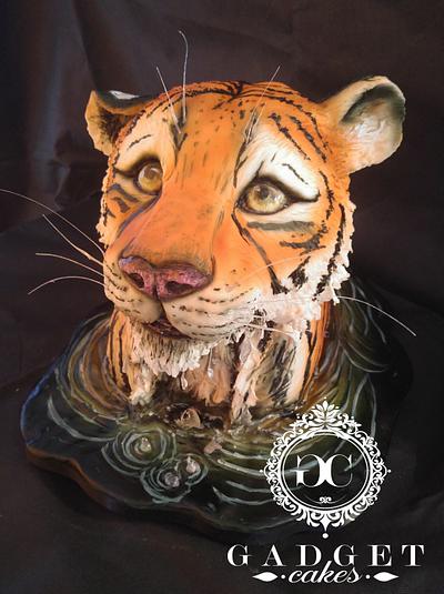 Tiger looking up cake - Cake by Gadget Cakes