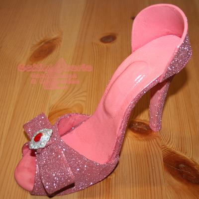 Pink and sparkly heels - Cake by Suzanne Readman - Cakin' Faerie