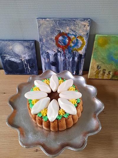 Spongecake met vanillebavarois en salted caramel cremeux met gespoten bloemetjes van smbc - Cake by Elias24