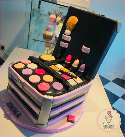 MakeUp Box  - Cake by Cutsie Cupcakes